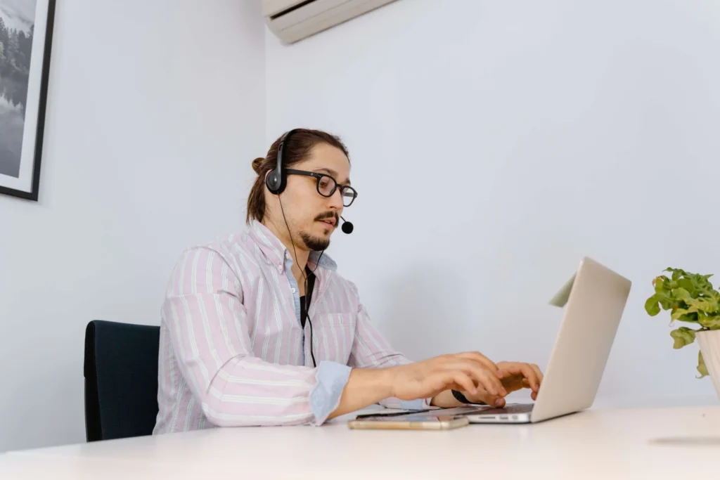 The Ultimate Guide to Outsourcing SaaS Customer Support